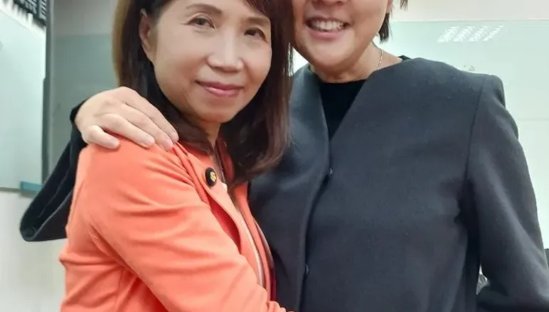 陳昭姿投廢票民眾黨支持者喊開除黨籍　黃珊珊曬摟抱照力挺：昭姿姐加油