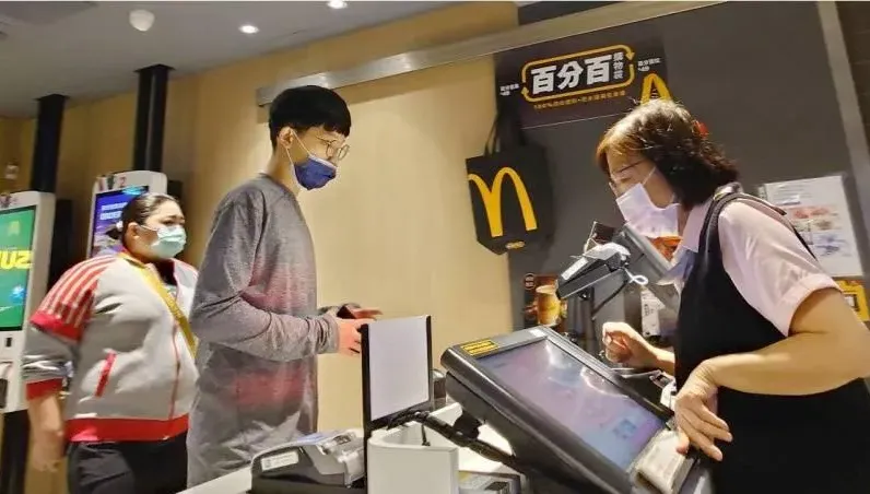 麥當勞「薯餅不放行全天候供應」！女大生爆氣：再騙啊　資深麥胞吐真言