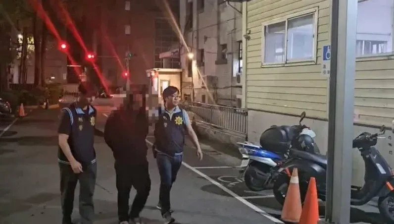 新莊男洗澡突遭持槍抵身！歹徒開車衝撞「警開2槍」　警循線追緝中