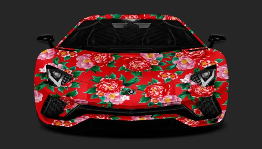 豪砸20萬！愛車藍寶堅尼整台貼「東北大花」　吊車大王：添過年喜氣