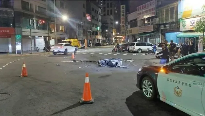 15歲少年無照騎車遭小客車擦撞「噴飛倒地」　轎車擋風玻璃全碎