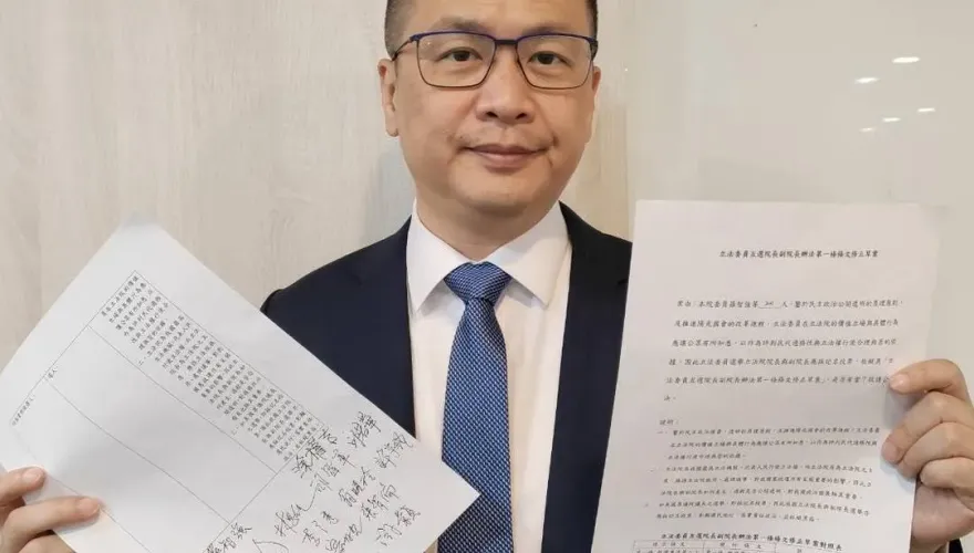 綠媒、側翼黑韓大翻車！狂打韓國瑜第一天沒上班　被羅智強1招狠打臉