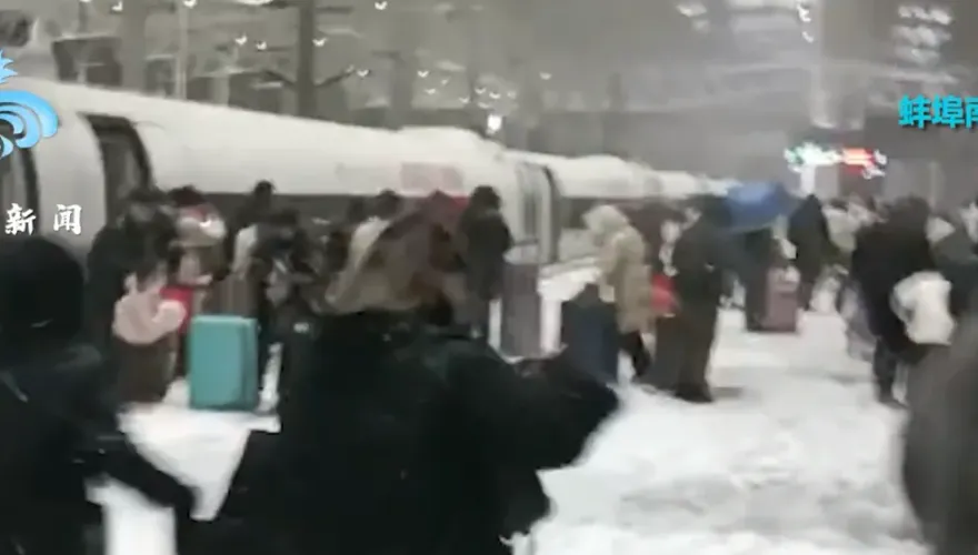 15年來最複雜春運天氣致交通大亂！月台遭積雪覆蓋、列車誤點7小時