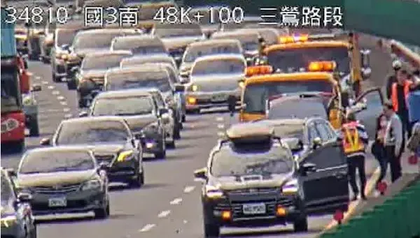 張善政夫婦出車禍畫面曝光！自駕國道追撞前車　救護車緊急送醫