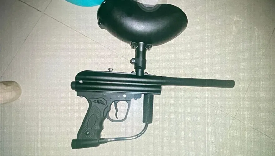 影/不滿被逮！淡水毒蟲漆彈槍亂射監視器　警斥「像個男人有射就有射」