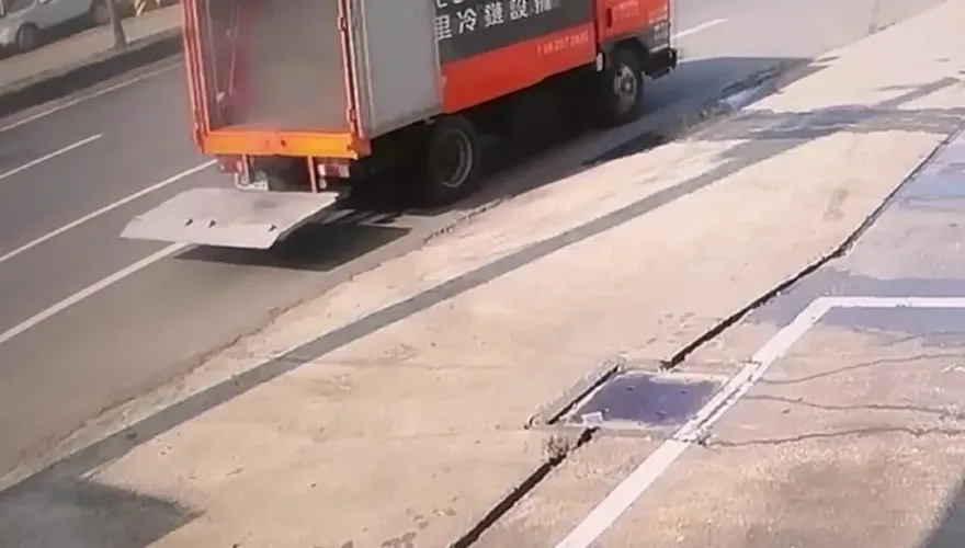 影/疑載運電池自燃！物流車加油站「狂冒白煙」　場面超嚇人