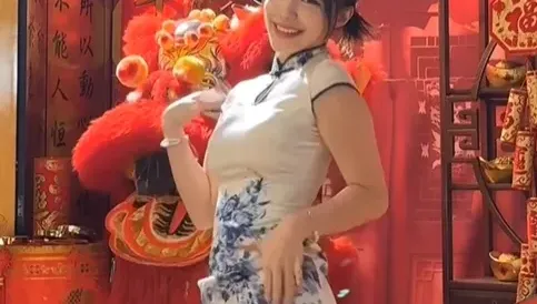 影/李多慧緊身旗袍扭腰擺臀超火辣！下面顏色被看光光　網嗨喊：我沒了