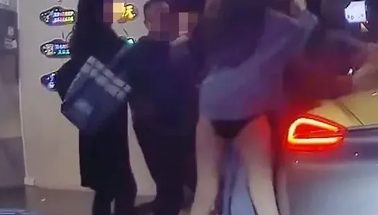 影/保時捷、「阿爾法」條通對決！下車勸架的「長腿蜜桃臀」妹更吸睛