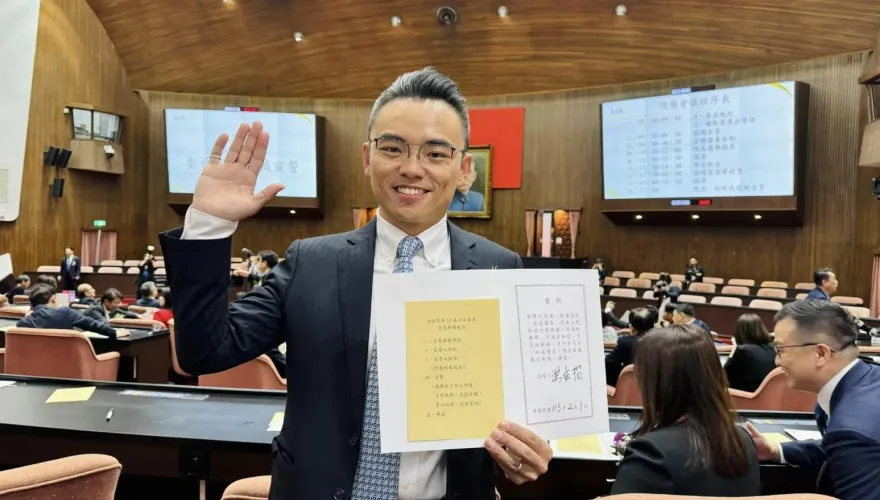 韓國瑜、柯建銘30年前立院大頭照曝光！　洪孟楷驚嘆：歷史的偶然