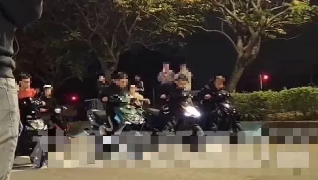 影/好大膽北市封路飆車！撫遠街10屁孩夜半翹孤輪衝衝衝　警黃雀在後