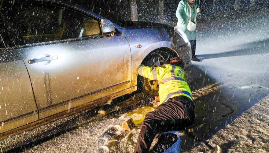春運遇15年最強雨雪高鐵客困車內10小時　今續發大風暴雪等4預警