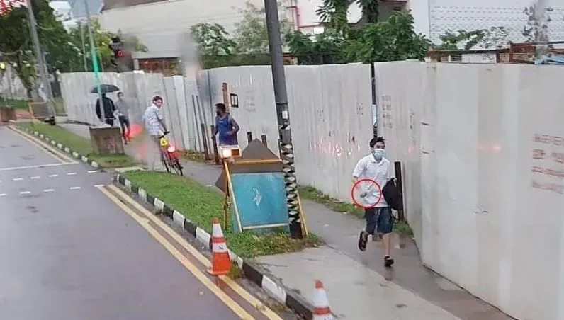 新加坡男子大街上持刀追砍路人至少7人受傷　民眾合力制伏兇手