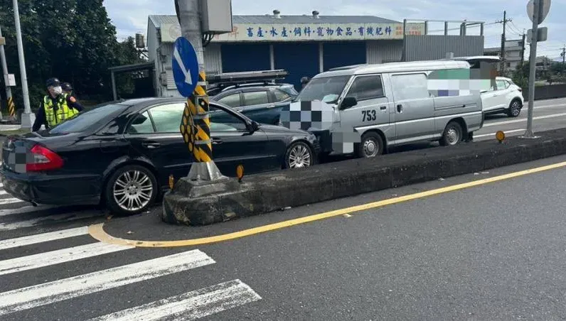 影/頭城交流道驚魂！賓士逆向撞保全車　原來是75歲老翁血糖低