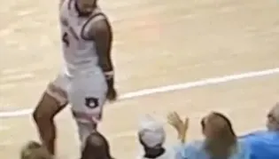影/NCAA球員鬧烏龍！一把甩開大咖影星的手　回頭一看嚇歪：很抱歉