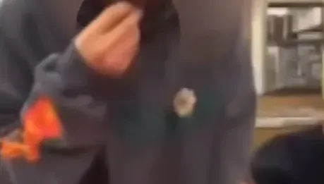 影/又有頑劣份子惡搞店家！男子噁舔拉麵店水壺蓋遭逮　辯稱「只是吹氣」