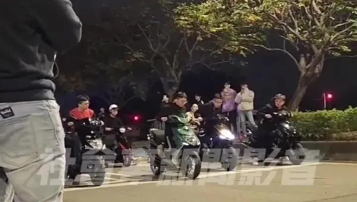 影/北市淪飆車場！30飆仔「封路競速」翹孤輪　警上門拘捕嚇腿軟