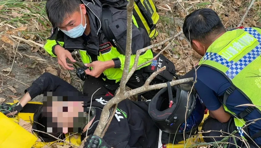 影/驚悚瞬間！20歲BMW騎士台24線超車　過彎失控自撞護欄摔10米深坡