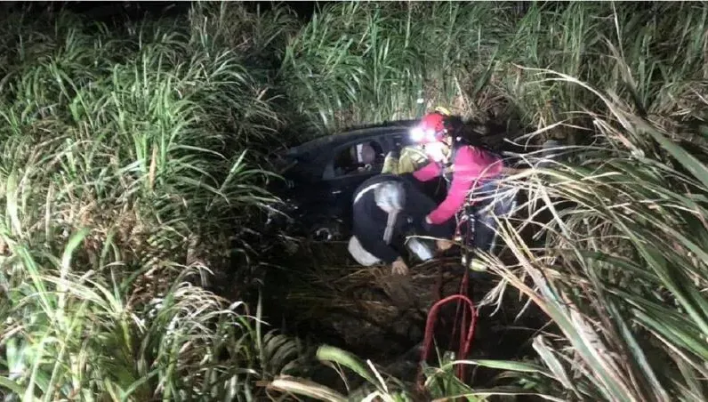 深夜衝北海岸吃肉粽！　3女駕車「打滑翻落山坡」驚險獲救