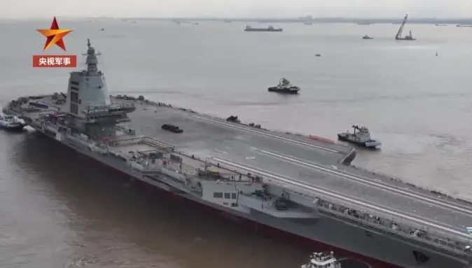 陸航母福建艦再曝側面全身照　網友嗨翻「顏值高」衝熱搜