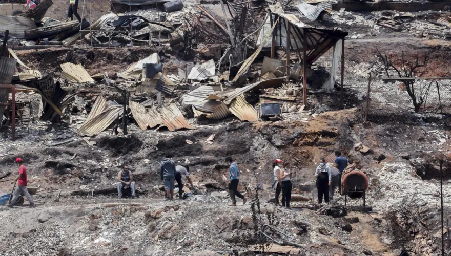 影/智利野火狂燒超過3000座房屋損毀　死亡人數增至99人、數百人失蹤