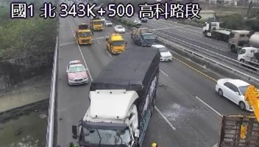 快訊/國1高科段「大小貨車3車連環撞」！紫爆回堵5公里　1駕駛受困