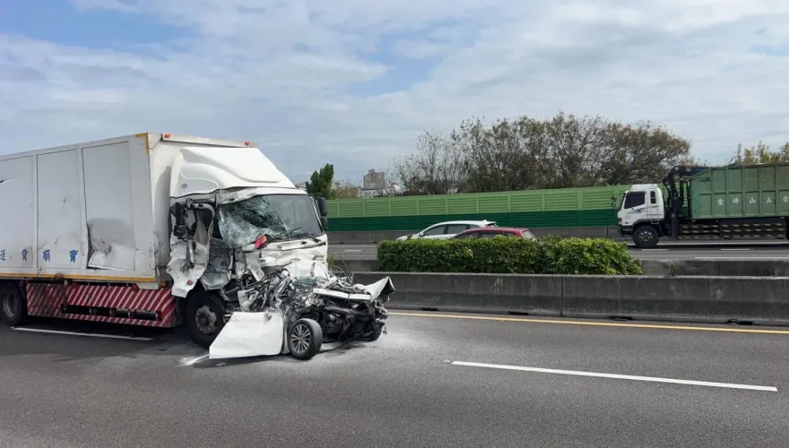 快訊/嚇人！國1彰化路段嚴重車禍...2小車慘變「紙團」　駕駛受困待援