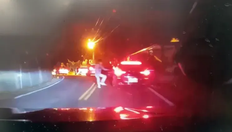影/台中7車鬧糾紛叫囂！警一到場「全鳥獸散」　BMW撞警車秒逃