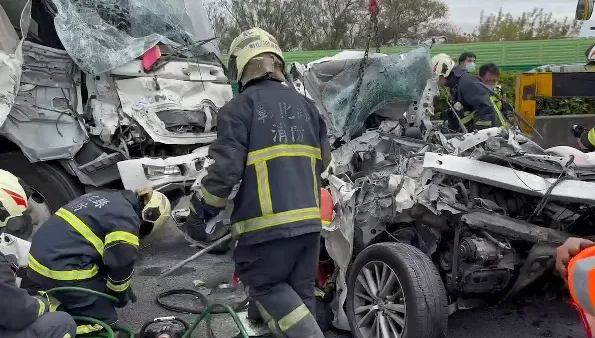 影/怵目驚心！國道6車亂撞「2小車被撞成廢鐵」..1人送醫不治　搶救畫面曝