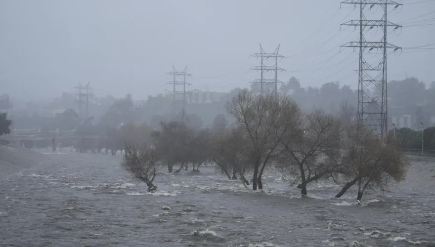 大氣河流風暴再襲！加州「8縣緊急狀態」85萬戶停電　影響4千萬人