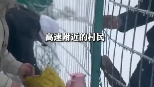 影/返鄉遇暴雪！他塞高速公路20hrs沒進食　熱心居民免費供熱水泡麵