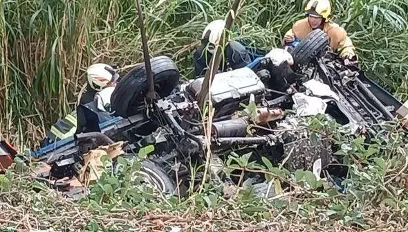 快訊/台76線水果車被撞落護欄掉落30m深大排！乘客當場身亡、駕駛搶救不治