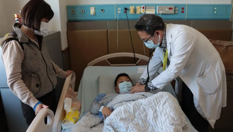 腺病毒正流行！7歲童參加冬令營發高燒1週　醫示警：春節恐「上下夾擊」