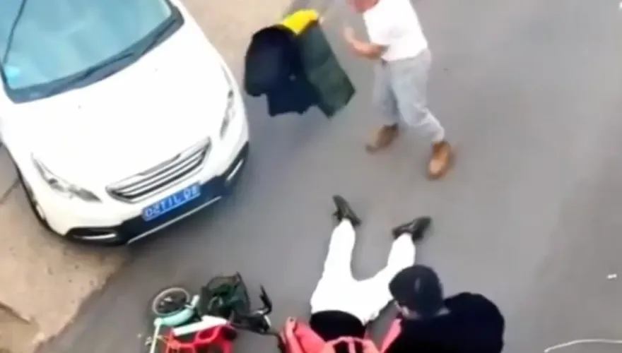 影/演哪齣？女騎士碰瓷倒地裝死　男駕駛脫衣趴上去「人肉疊疊樂」