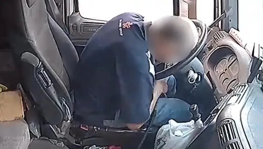 影/真的身體不舒服！頭份驚見砂石車變行動坦克「扛」走路標桿　運將昏迷畫面曝
