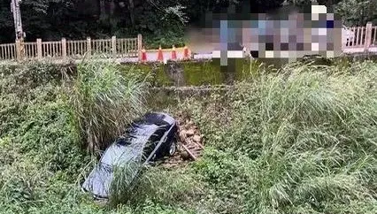 快訊/新北驚悚車禍！阿嬤開賓士車載妹妹跟愛孫　突失控撞護欄墜邊坡