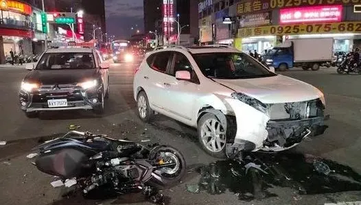 也太慘！高雄小情侶雙載遭右轉車撞斷腿　肇事原因待查