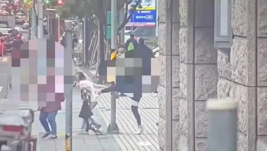 快訊/陳沂挨揍畫面曝光！爆走平頭男「背後接近」狂毆猛踹