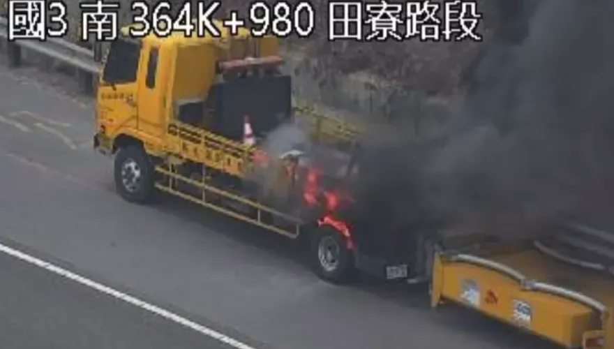 快訊/國3田寮段「緩撞車停路肩」突起火狂燒　恐怖黑煙猛竄蔽天