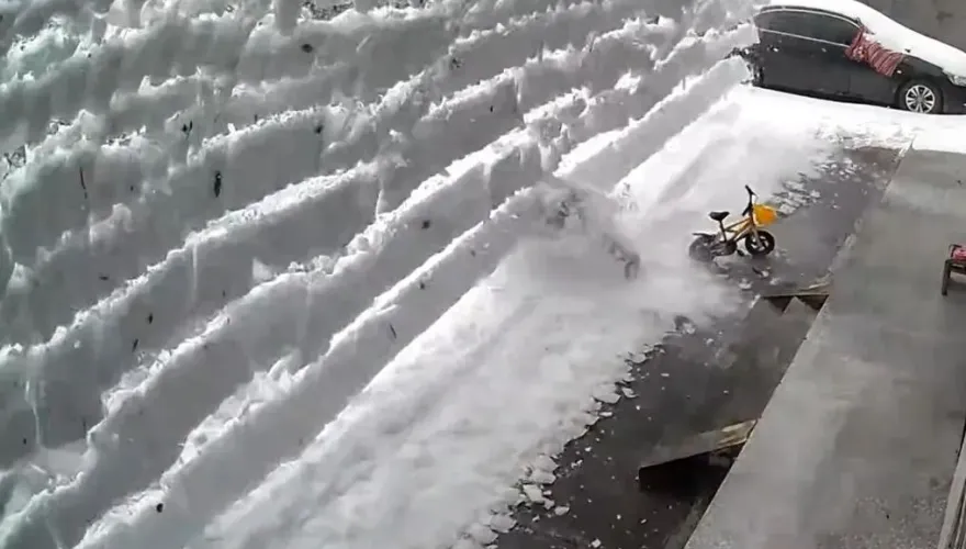 影/另類災情！女子遭門前「雪瀑布」狠砸　廁所忘關窗「一夜積成大雪山」