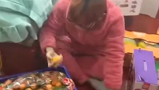 影/年貨小偷！陸遊子返鄉狂吃零食　遭爸媽吐槽：還沒過年就吃完了