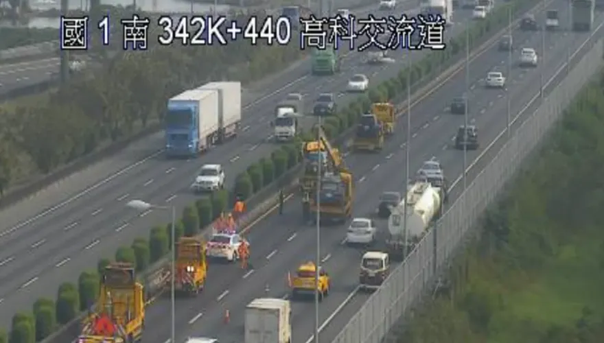 快訊/國1南向高科交流道「6車追撞」！占用內側車道　車流回堵7公里