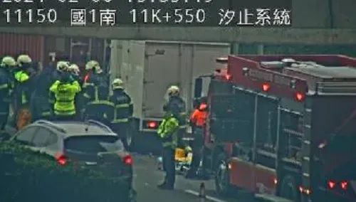 快訊/國一北向汐止段車禍！　小貨車「親貨櫃車屁屁」車頭內凹變形