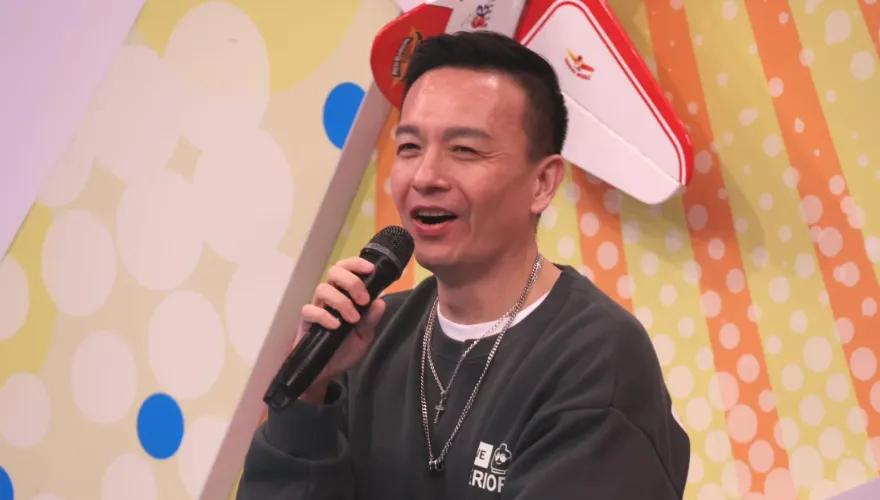 他尾牙主持一半台下竟演起「成人片」！小鐘因「這事」差點被封殺