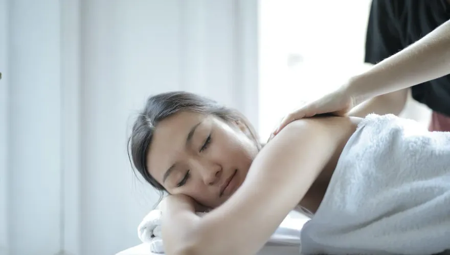 按摩後「右眼看不清、血壓升高」！新北46歲女險腦中風　　醫籲：4症狀速就醫