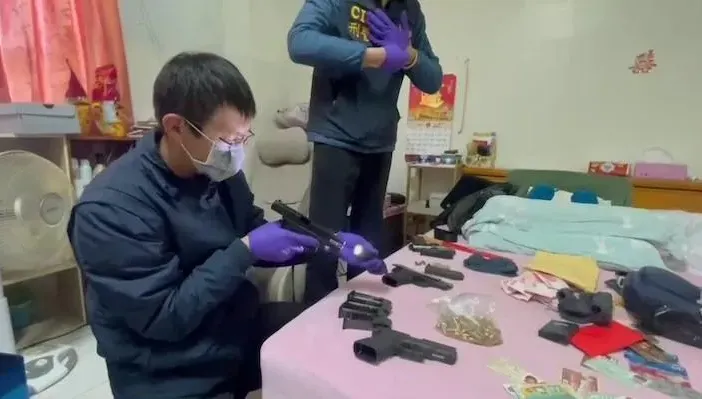 影/雲林檢警查詐騙車手！溯源逮獲集團首腦　破門抓人赫見驚人火力