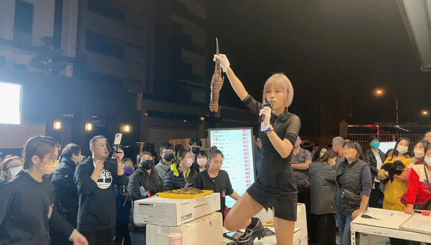 丟丟妹李明珊直播爆意外　油炸不慎當眾「脫層皮」