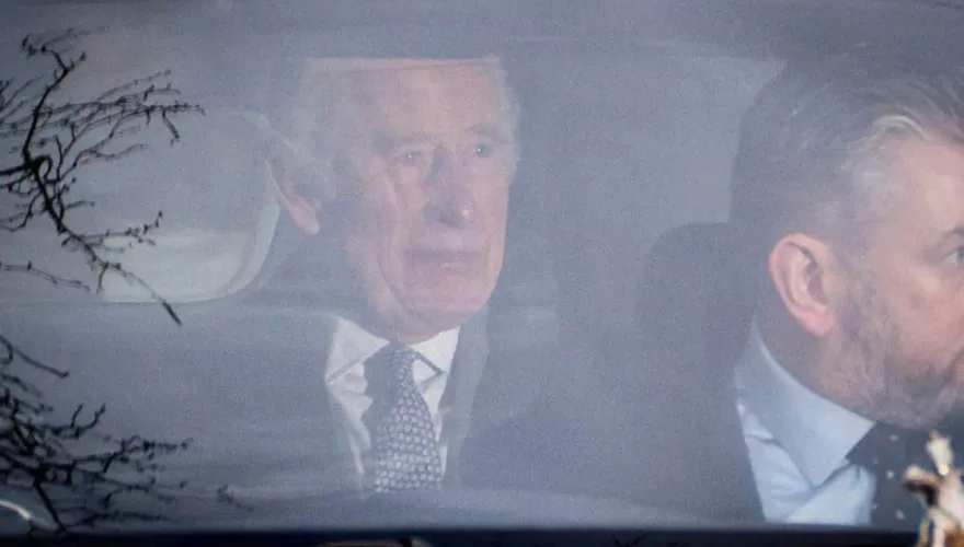 影/英王罹癌後首露面氣色好　哈利24小時火速回國探父「不見威廉」難破冰