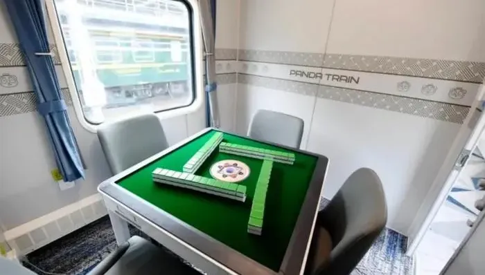 搭車不無聊！陸旅遊列車提供「麻將車廂」　讓乘客一路「搓到站」