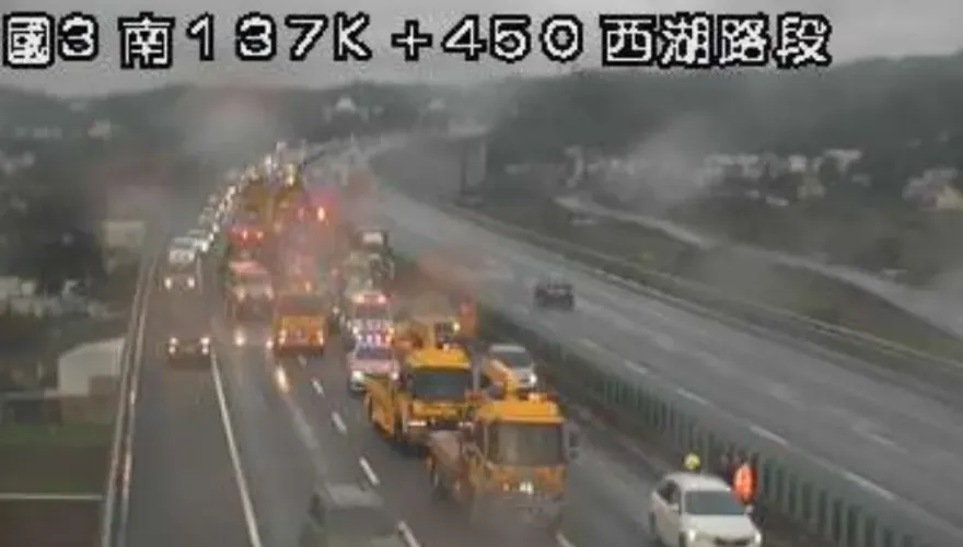 快訊／返鄉注意！國3南下西湖段「9車追撞」　占據2車道回堵3km