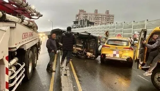 快訊/新北浮洲橋對撞車禍　自小客衝對向波及2車翻覆